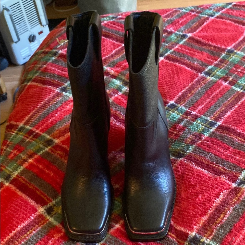 Stylish Black Leather Boots - Picture 2 of 6